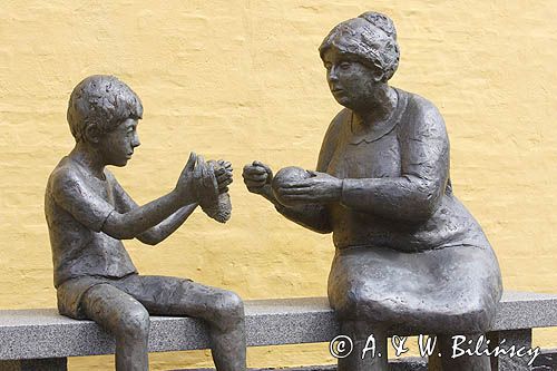 babcia z wnuczkiem - rzeźba w galerii sztuki w Svaneke na wyspie Bornholm, Dania