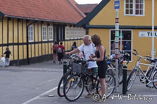 uliczka w Svaneke, parking rowerowy, na wyspie Bornholm, Dania