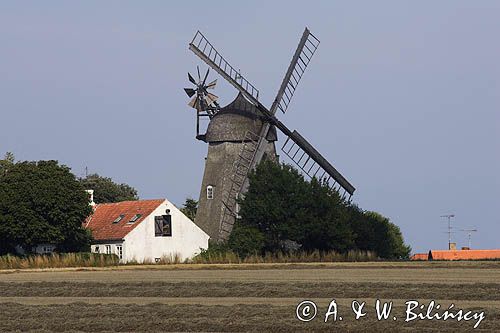 zabytkowy, drewniany wiatrak w Svaneke na wyspie Bornholm, Dania