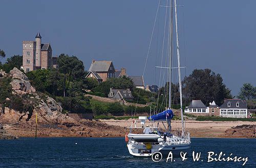 jacht typu Ovnie s/y Liberte na kotwicowisku Post de Guerzido przy wyspie Brehat, Ille de Brehat, Bretania, Francja