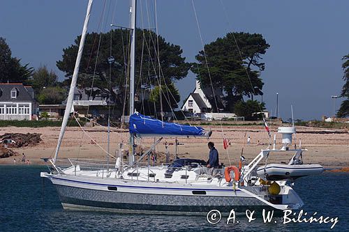 jacht typu Ovnie s/y Liberte na kotwicowisku Post de Guerzido przy wyspie Brehat, Ille de Brehat, Bretania, Francja