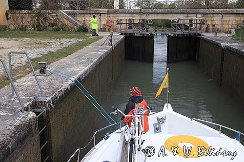 śluza Buzet sur Baise, Canal de Garonne, Gaskonia, Francja, penichette