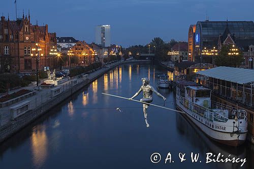 Bydgoszcz, rzeźba przechodzacy przez rzekę, linoskoczek, rzeka Brda