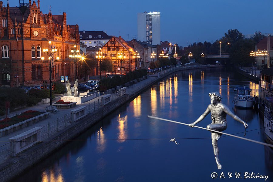 Bydgoszcz, rzeźba przechodzacy przez rzekę, linoskoczek, rzeka Brda