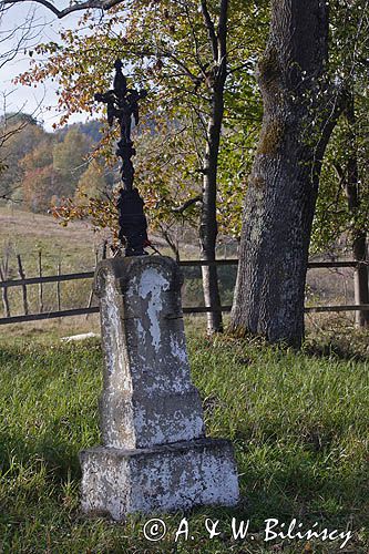 krzyż na nagrobku na cmentarzu w Bystrem, Bieszczady