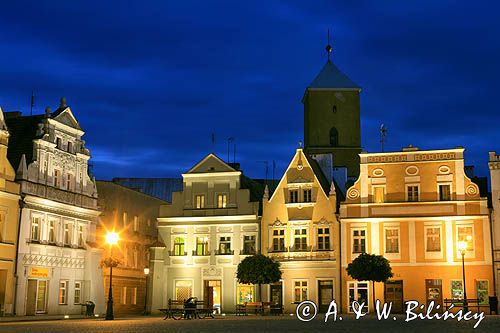 Bytom Odrzański, rynek, kamienice nocą