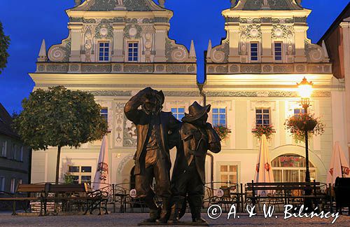 Bytom Odrzański, rynek, kamienice nocą, Czarny Kot