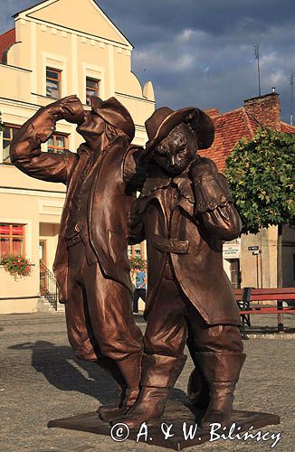 Bytom Odrzański, rynek, kamienice nocą, Czarny Kot