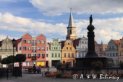 Bytom Odrzański, Rynek, kamienice, fontanna kolumnowa z końca XIX w