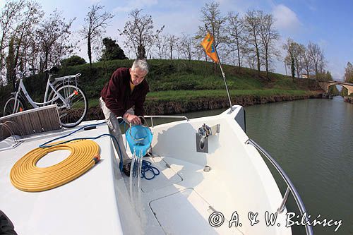 mycie pokładu, Penichette1180 FB, Canal de Garonne, Gaskonia, Francja