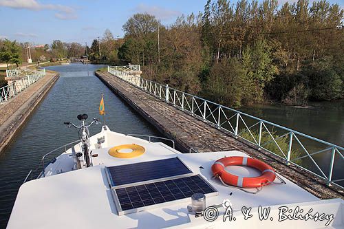 akwedukt nad rzeką Baise, Penichette1180 FB, Canal de Garonne, Gaskonia, Francja