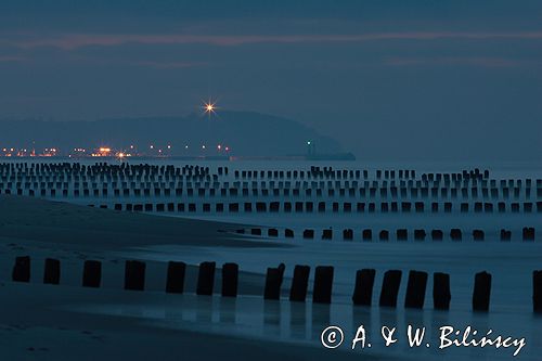 Bałtyk wybrzeże Widok z plaży w Chałupach na port Władysławowo i przylądek oraz latarnię Rozewie