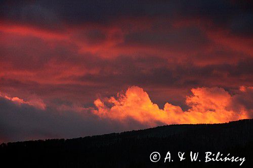chmury o zachodzie słońca, Połonina Wetlińska widziana z gospodarstwa agroturystycznego Dolistowie w Dwerniku, Bieszczady
