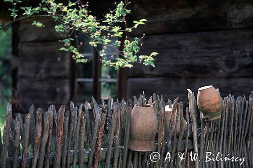 dzbanki na płocie skansen Ciechanowiec