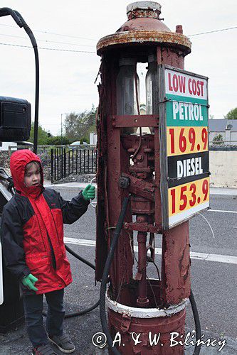 stary dystrybutor paliwa na stacji benzynowej w Cootehall, rejon Górnej Shannon, Irlandia