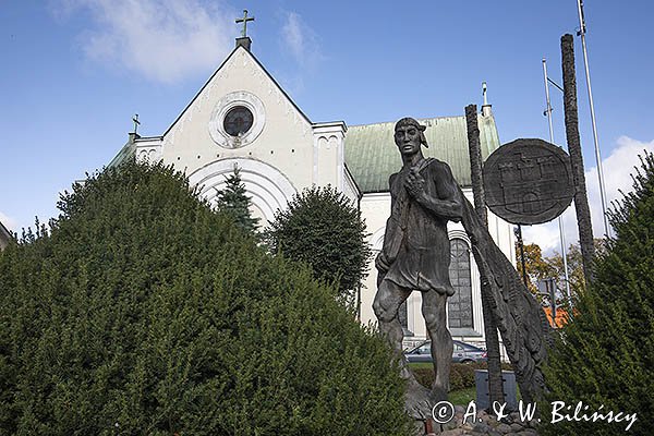 Czaplinek, Rynek, pomnik Rybaka, Drewniana rzeźba upamiętniająca Pawła Wasznika, legendarnego rybaka, który pomógł polskim rycerzom dostać się na opanowany przez Krzyżaków zamek Drahim. Pomnik wykonany w 1986 r. Neoromański kościół ewangelicki, obecnie rzymskokatolicki pod wezwaniem Podwyższenia Krzyża Świętego