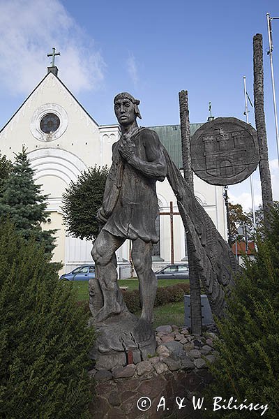 Czaplinek, Rynek, pomnik Rybaka, Drewniana rzeźba upamiętniająca Pawła Wasznika, legendarnego rybaka, który pomógł polskim rycerzom dostać się na opanowany przez Krzyżaków zamek Drahim. Pomnik wykonany w 1986 r. Neoromański kościół ewangelicki, obecnie rzymskokatolicki pod wezwaniem Podwyższenia Krzyża Świętego