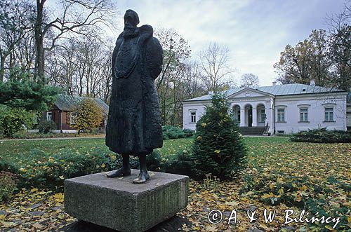 Czarnolas pomnik Jana Kochanowskiego i dwór - muzeum Jana Kochanowskiego