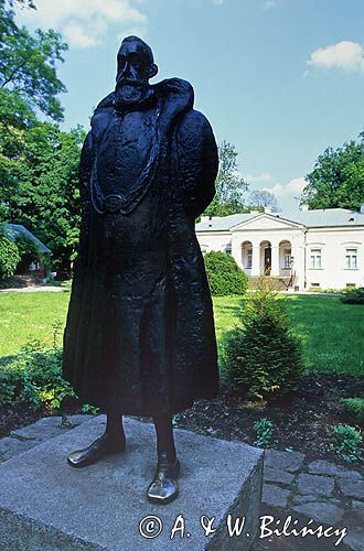 Czarnolas pomnik Jana Kochanowskiego i dwór - muzeum Jana Kochanowskiego