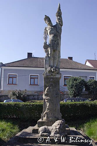 Czchów, zamek - figura św. Floriana i lwa romańskiego na rynku / legenda: tylko ten co spotkał prawdziwą miłość może tego lwa ożywić'/