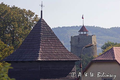 Czchów, drewniana dzwonnica i zamek - romańska obronna wieża mieszkalna