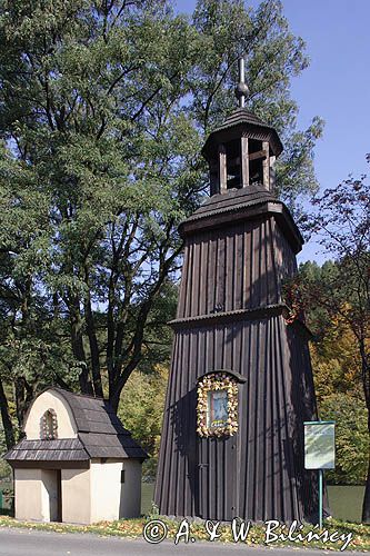 Beskid Mały, Drewniana dzwonnica w Czernichowie