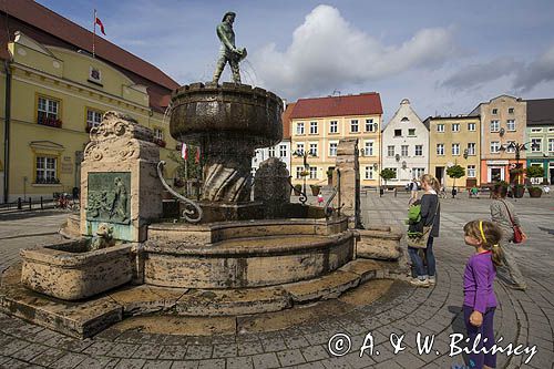 Darłowo, fontanna pomnik Rybaka na Rynku