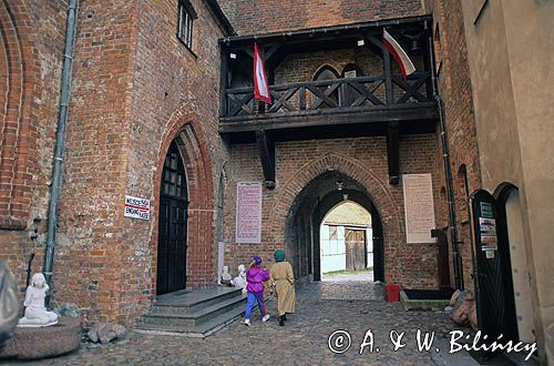Darłowo zamek dziedziniec i brama