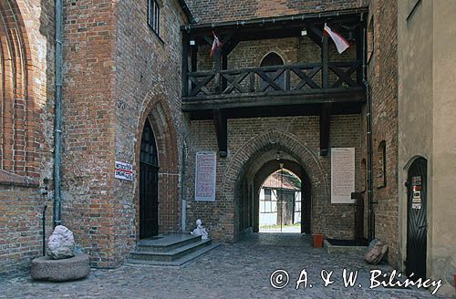 Darłowo zamek dziedziniec i brama