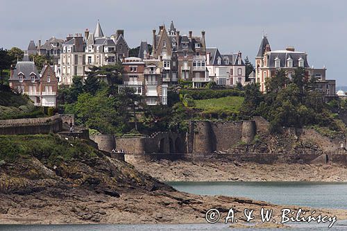 zatoka koło St. Malo, widok na miasteczko Dinard, Bretania, Francja