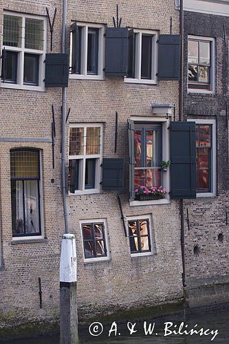 Dordrecht, dom nad kanałem, Holandia