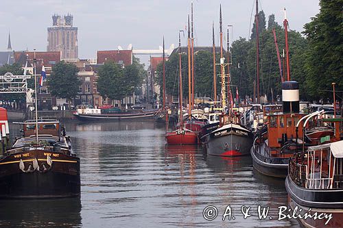 Dordrecht, świt nad kanałem, barki holenderskie, Grote Kerk, Holandia