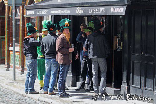 przed pubem, mężczyźni w irlandzkich czapkach dla turystów, Dzielnica Temple Bar, Dublin, Irlandia