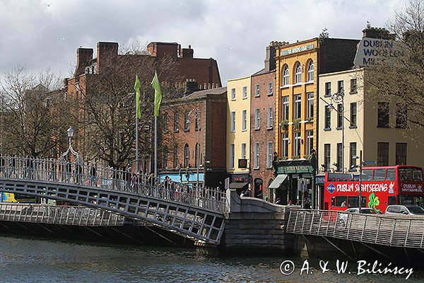 Most Ha Penny Bridge, nabrzeża nad rzeką Liffey, Dublin, Irlandia