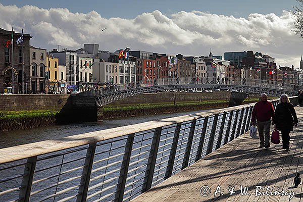 Most Ha Penny Bridge, nabrzeże nad rzeką Liffey, Dublin, Irlandia