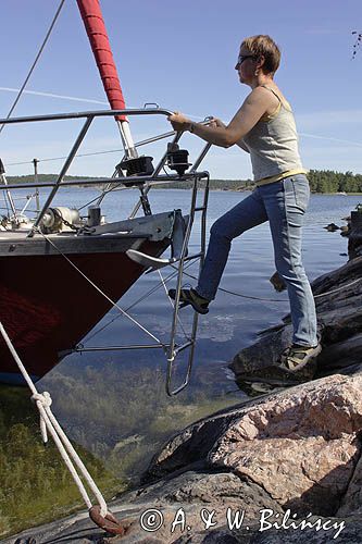 cumowanie przy skale, Zatoka Dyviken na wyspie Orno, Szkiery Szwedzkie, Archipelag Sztokholmski, Szwecja