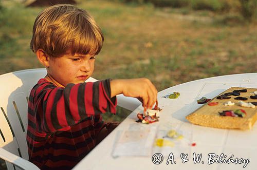 dziecko chłopczyk bawiący się plasteliną