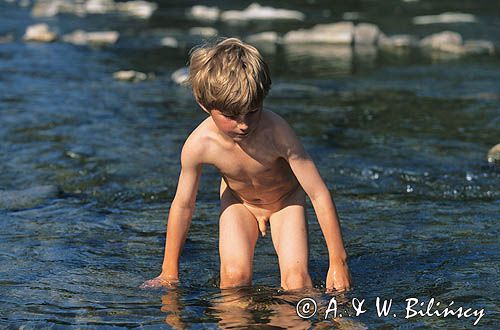 chłopczyk w potoku