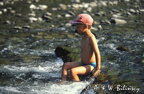 dziecko w potoku