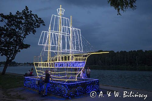 Świetlny żaglowiec Dziwnów na nabrzeżu rzeki Dziwna, Dziwnów, Dziwnówek, Pomorze Zachodnie, Polska