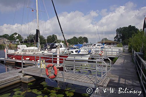 port jachtowy na farmie Luhrs Hohner Fahre na kanale Eider, Der Eiderkanall, Schleswig-Holsteinischer Canal, Niemcy