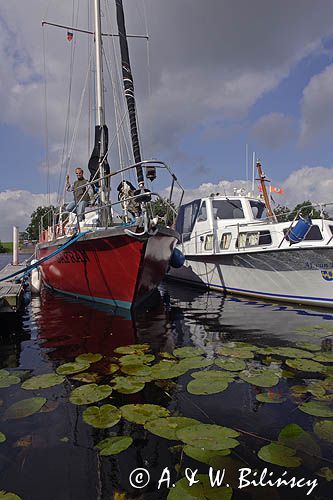 port jachtowy na farmie Luhrs Hohner Fahre na kanale Eider, Der Eiderkanall, Schleswig-Holsteinischer Canal, Niemcy