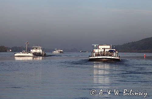 barki na rzece, rzeka Łaba, Elbe, Dolna Saksonia, Niemcy