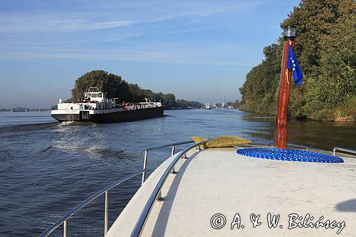 barki na rzece, rzeka Łaba, Elbe, Dolna Saksonia, Niemcy