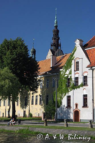 Elbląg, kamienice nad rzeką Elbląg i kościół św. Mikołaja