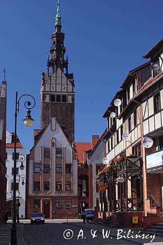 Elbląg, kamienice przy ulicy św. Ducha i kościół św. Mikołaja, oraz ścieżka kościelna