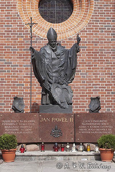 Elbląg, Kościół św. Mikołaja i pomnik papieża Jana Pawła II