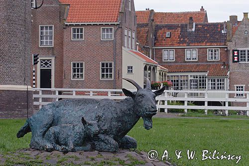 figura kozy z koźlęciem w Enkhuizen, Holandia
