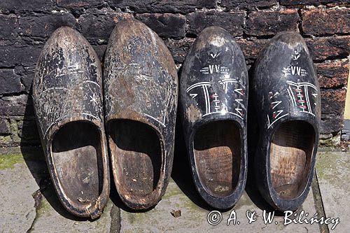 saboty holenderskie, skansen Buitenmuzeum przy Zuiderzeemuzeum w Enkhuizen, Ijseemeer, Holandia