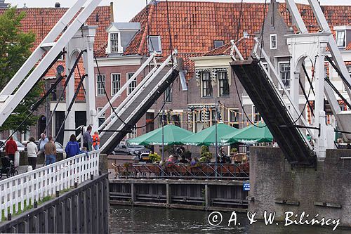 podnoszony mostek nad kanałem i restauracja w Enkhuizen, Ijseemeer, Holandia
